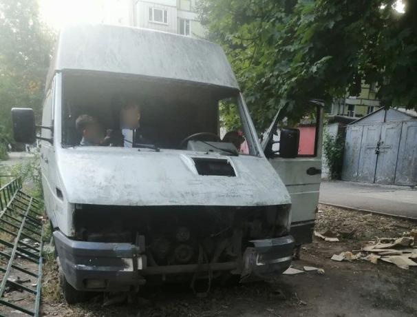 Аттракцион “Автофургон”: в Днепре дети играют в заброшенном грузовичке