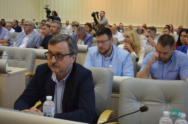 Облаштування укриттів, підтримка військових та ВПО: як у Дніпрі пройшла сесія облради
