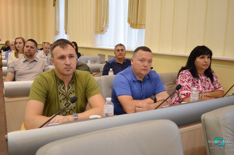 Облаштування укриттів, підтримка військових та ВПО: як у Дніпрі пройшла сесія облради