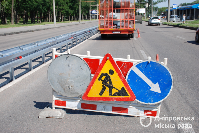 У Дніпрі на Запорізькому шосе монтують колесовідбійний брус та лагодять світлофори
