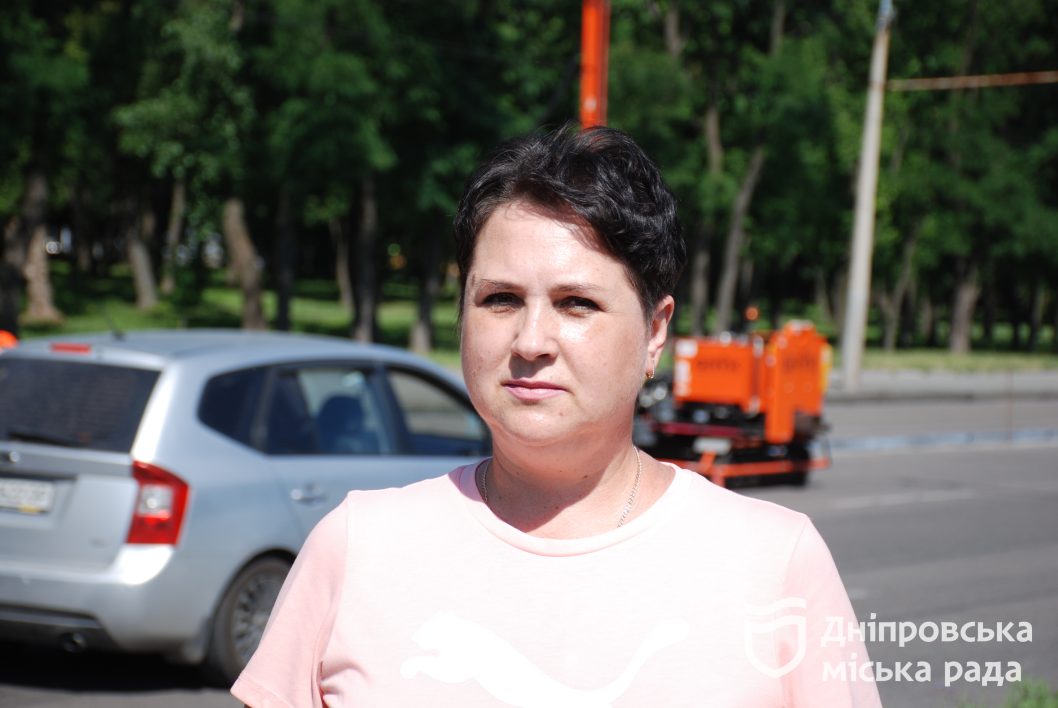 У Дніпрі на Запорізькому шосе монтують колесовідбійний брус та лагодять світлофори