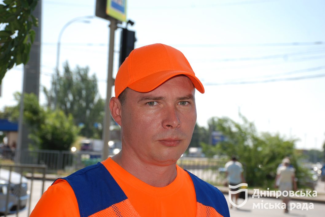 У Дніпрі на Запорізькому шосе монтують колесовідбійний брус та лагодять світлофори