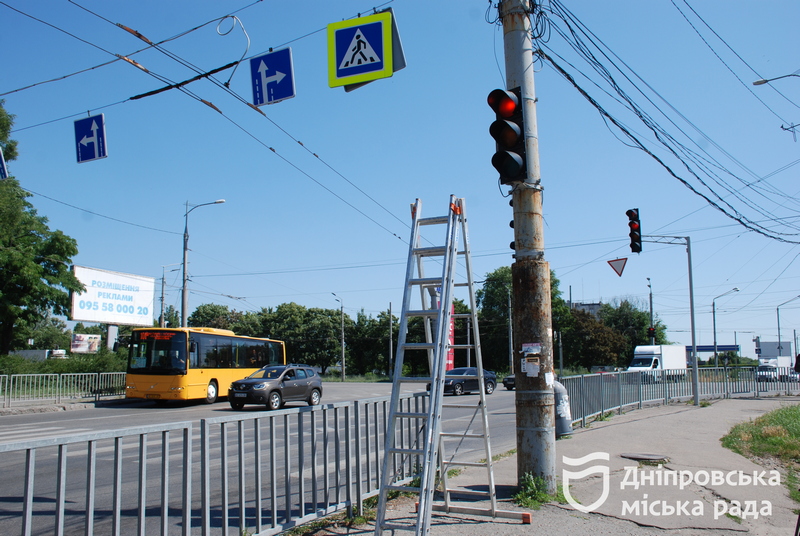 У Дніпрі на Запорізькому шосе монтують колесовідбійний брус та лагодять світлофори