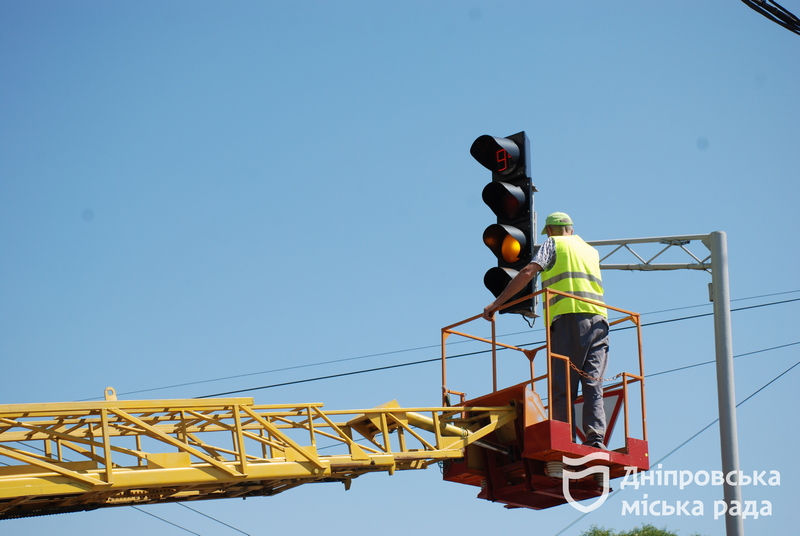 У Дніпрі на Запорізькому шосе монтують колесовідбійний брус та лагодять світлофори