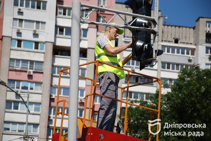 У Дніпрі на Запорізькому шосе монтують колесовідбійний брус та лагодять світлофори