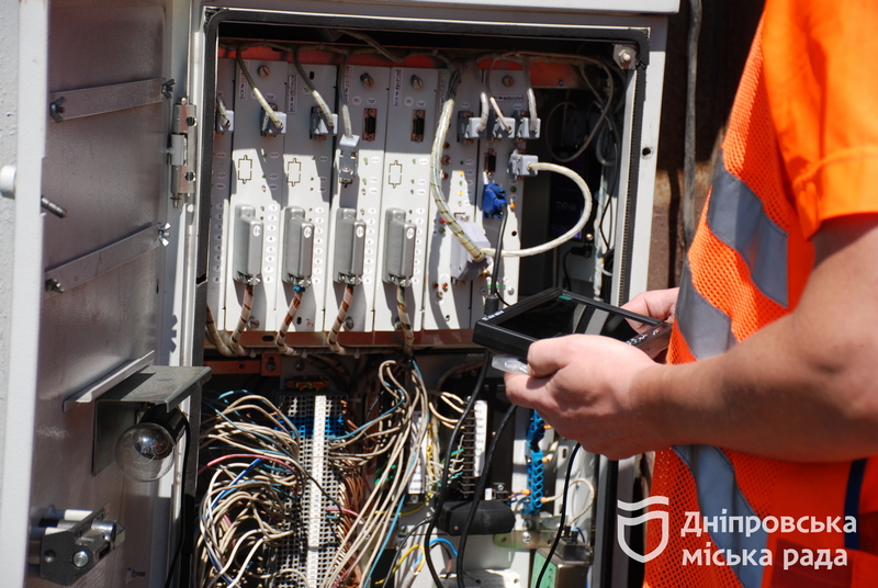 У Дніпрі на Запорізькому шосе монтують колесовідбійний брус та лагодять світлофори