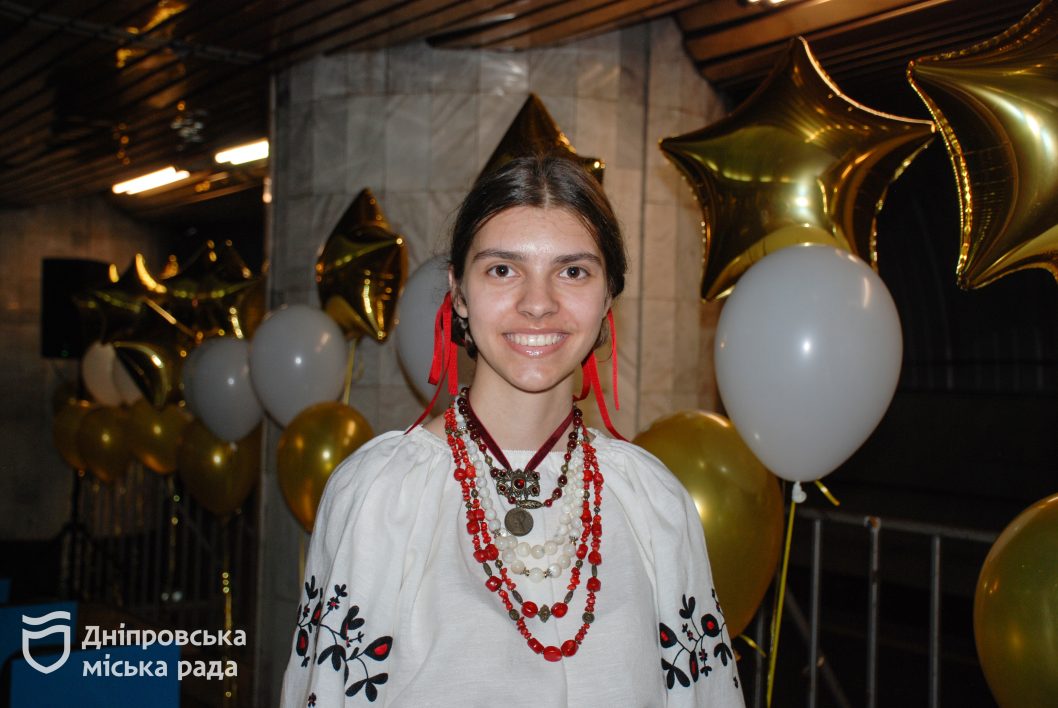 Несмотря на войну и дистанционное обучение, в Днепре увеличилось количество золотых медалистов. - рис. 1