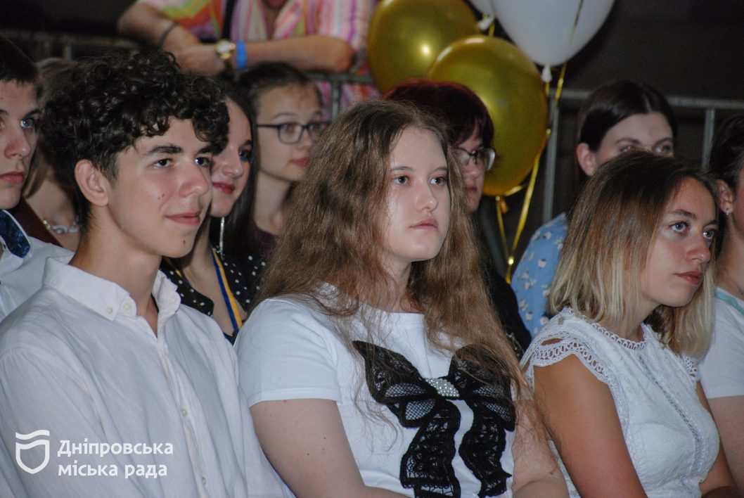 Несмотря на войну и дистанционное обучение, в Днепре увеличилось количество золотых медалистов. - рис. 7