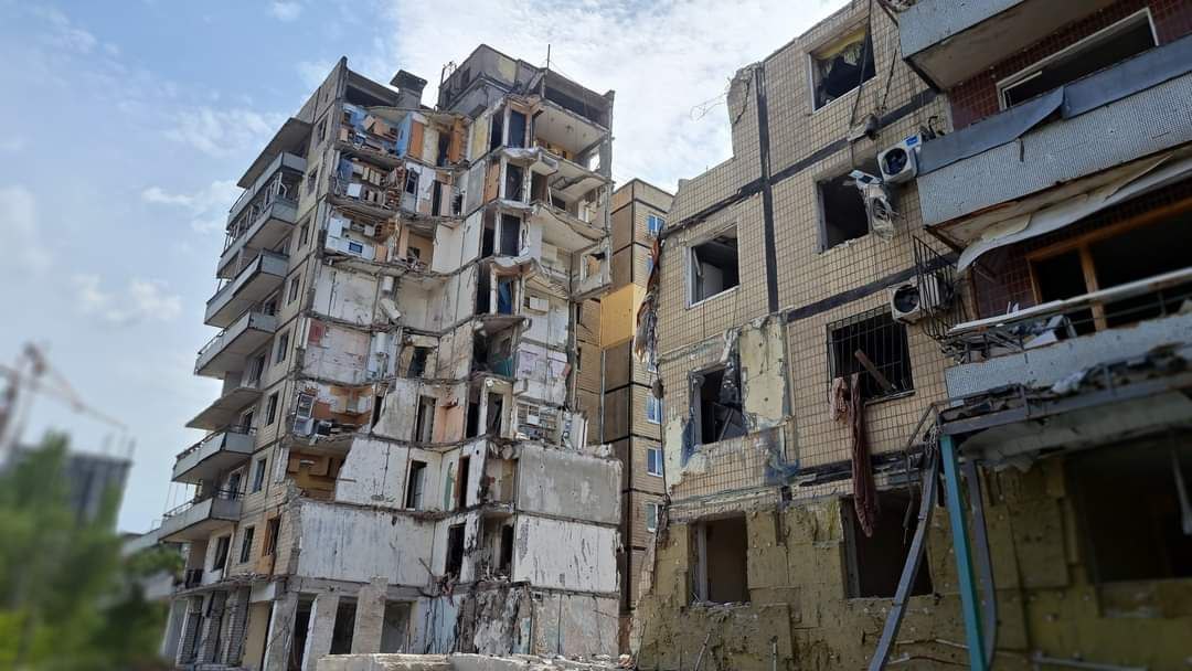Життя сильніше за окупантів: зруйнований їх ракетою будинок у Дніпрі прикрасили квітами
