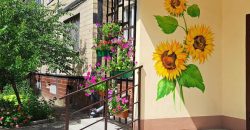 Жизнь побеждает: разрушенный российской ракетой дом в Днепре украсили цветами - рис. 5
