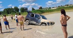 В Вольногорске на Днепропетровщине джип провалился в песок на пляже - рис. 1