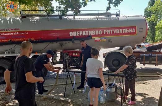 На Днепропетровщине спасатели подвозят воду жителям пострадавших населенных пунктов