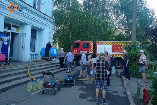 На Днепропетровщине спасатели подвозят воду жителям пострадавших населенных пунктов