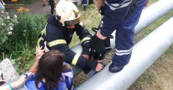 Між двох труб: рятувальники Дніпропетровщини дістали дівчину з пастки