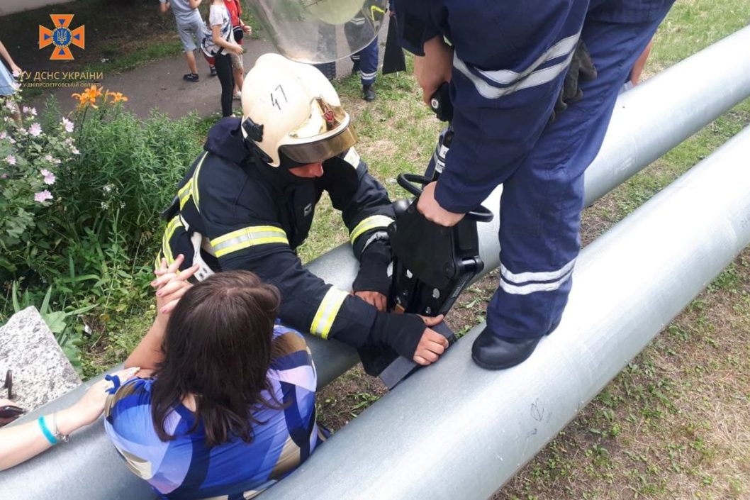 Між двох труб: рятувальники Дніпропетровщини дістали дівчину з пастки