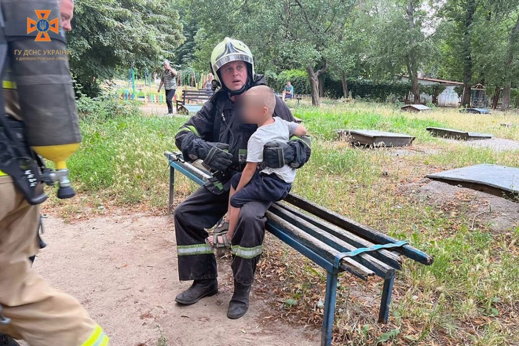 На Днепропетровщине во время пожара спасли ребенка - рис. 1