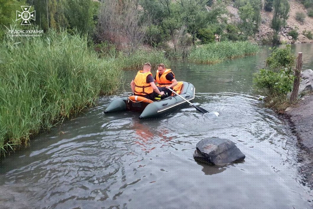 Травмував ногу: у Кривому Розі рятувальники допомогли хлопцю дістатись берега