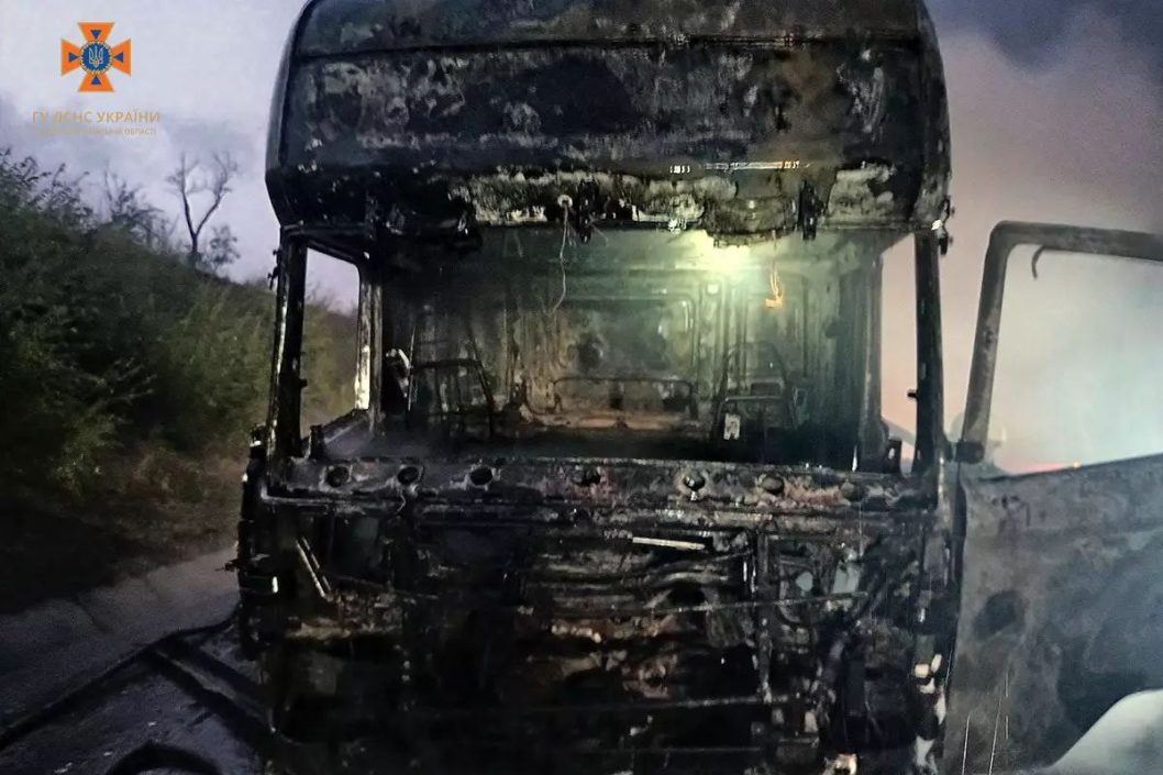 На Дніпропетровщині через блискавку загорілась вантажівка