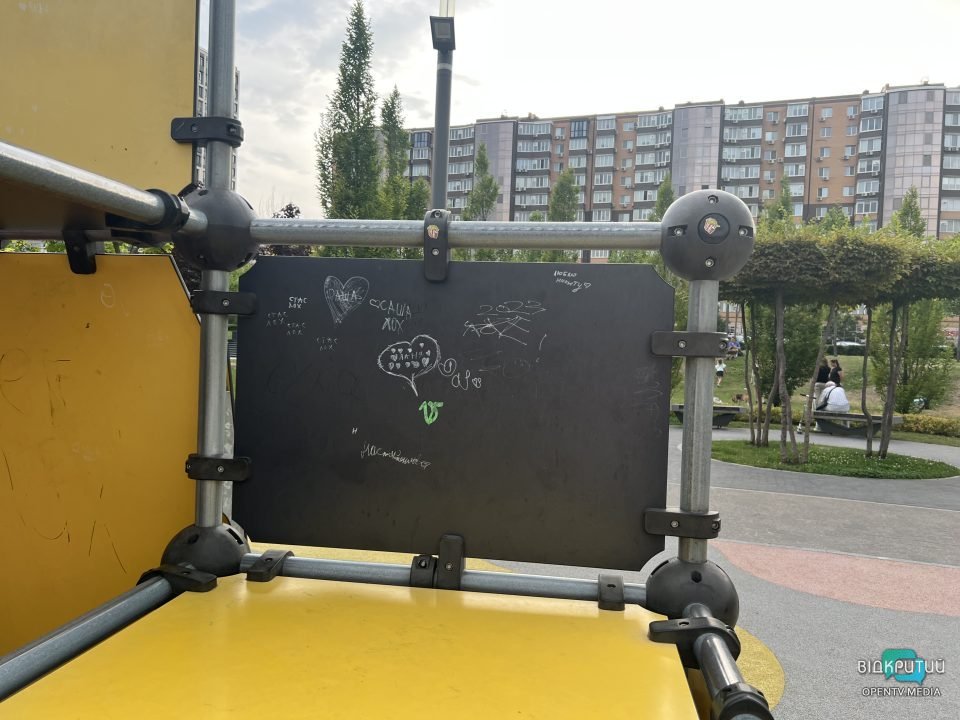 У Дніпрі в сквері Прибережний вандали вкрали шар та пошкодили покриття