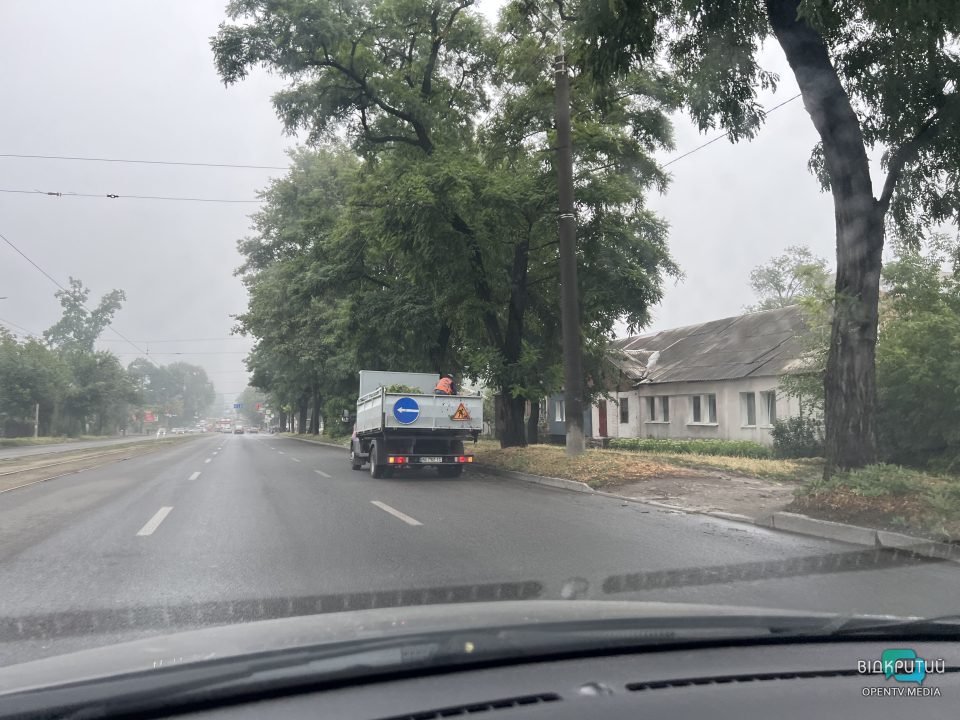 Повалені дерева та обірвані дроти: наслідки нічної негоди у Дніпрі