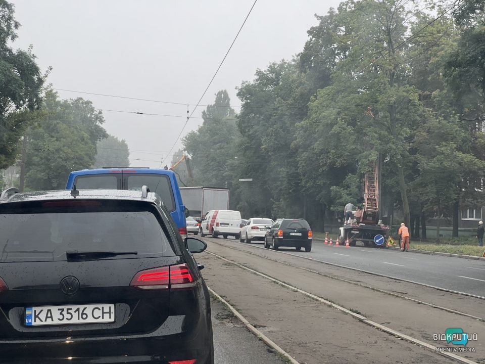 Повалені дерева та обірвані дроти: наслідки нічної негоди у Дніпрі