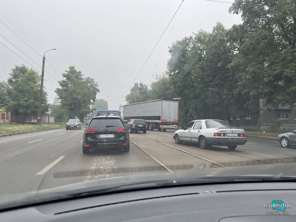 Повалені дерева та обірвані дроти: наслідки нічної негоди у Дніпрі