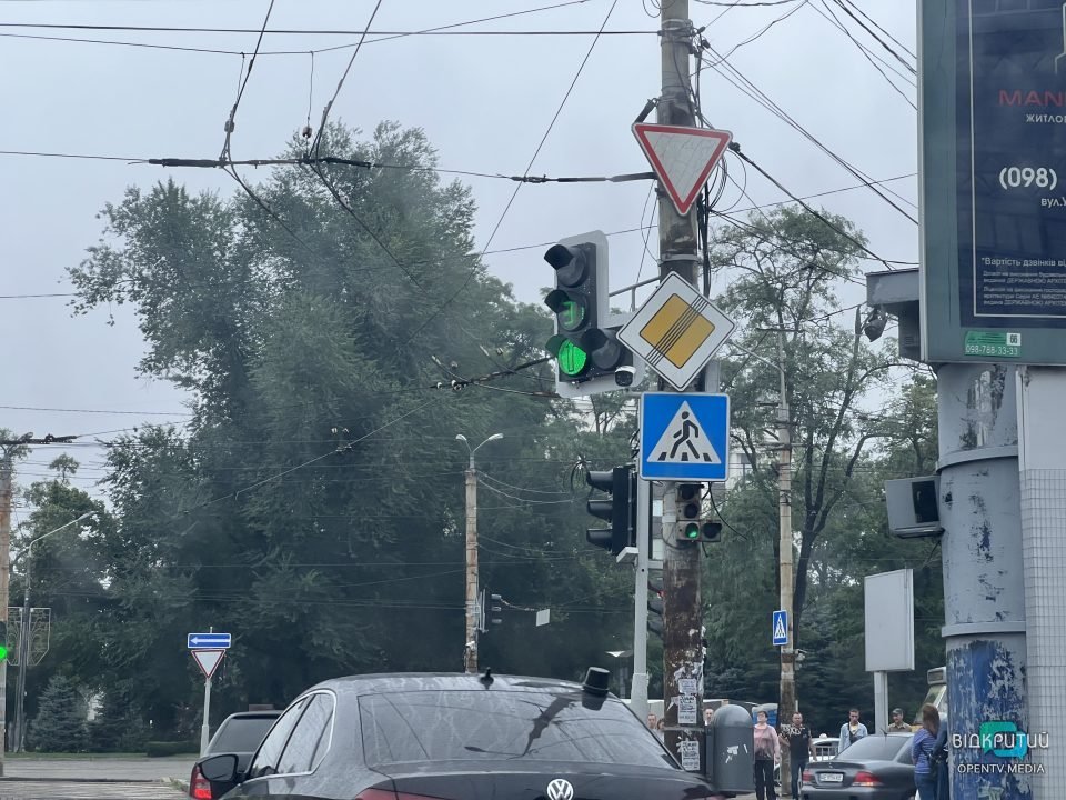 Повалені дерева та обірвані дроти: наслідки нічної негоди у Дніпрі