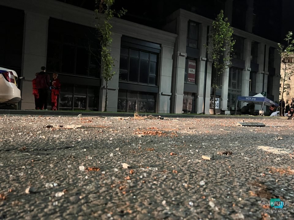 6 постраждалих, рятувальна операція завершена: подробиці ракетної атаки по Дніпру з місця подій