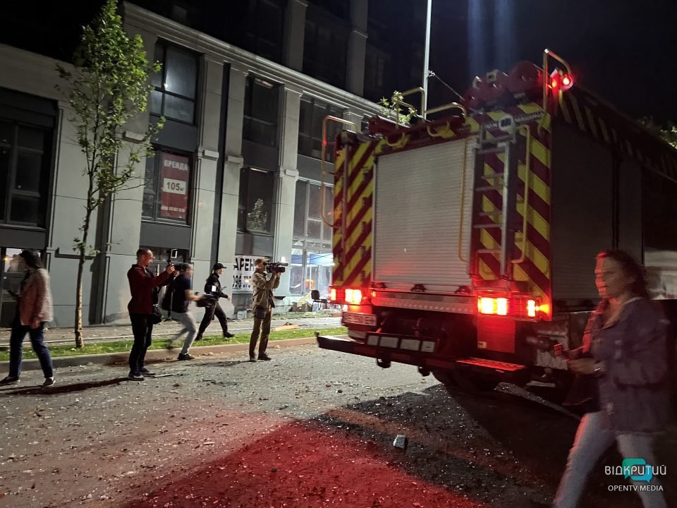 6 постраждалих, рятувальна операція завершена: подробиці ракетної атаки по Дніпру з місця подій