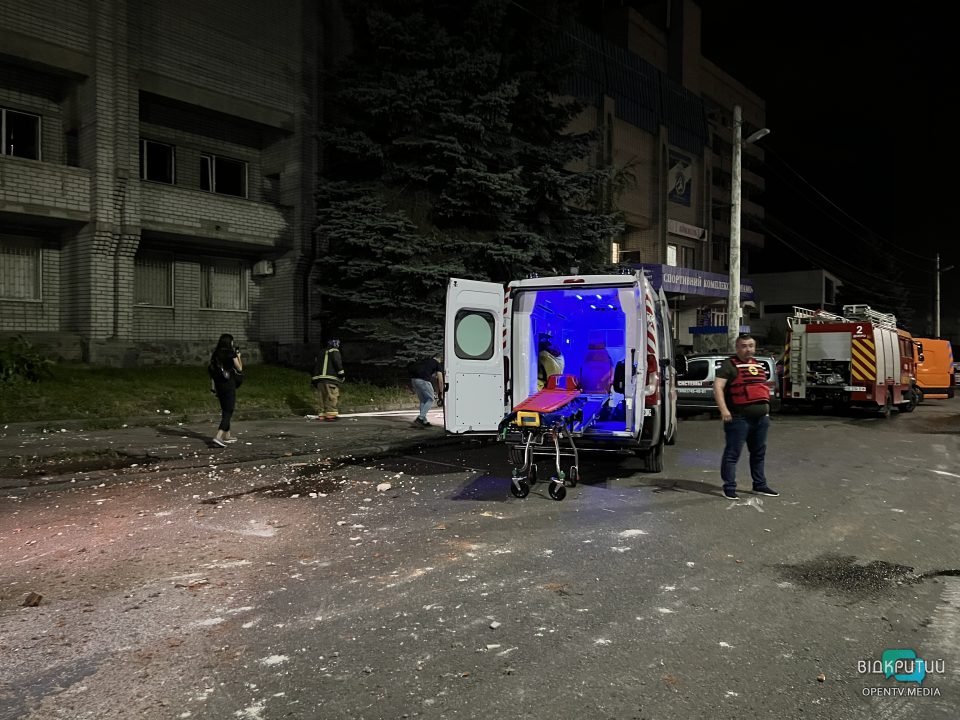 6 постраждалих, рятувальна операція завершена: подробиці ракетної атаки по Дніпру з місця подій