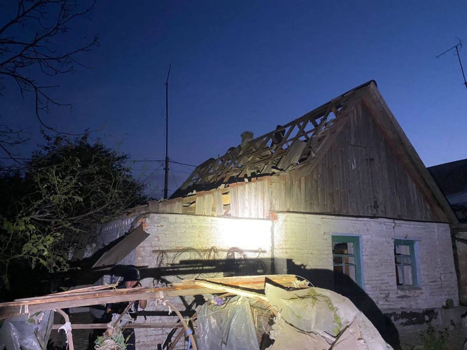 Пошкоджені будинки, газогін, є постраждалі: російські окупанти обстріляли Дніпропетровщину