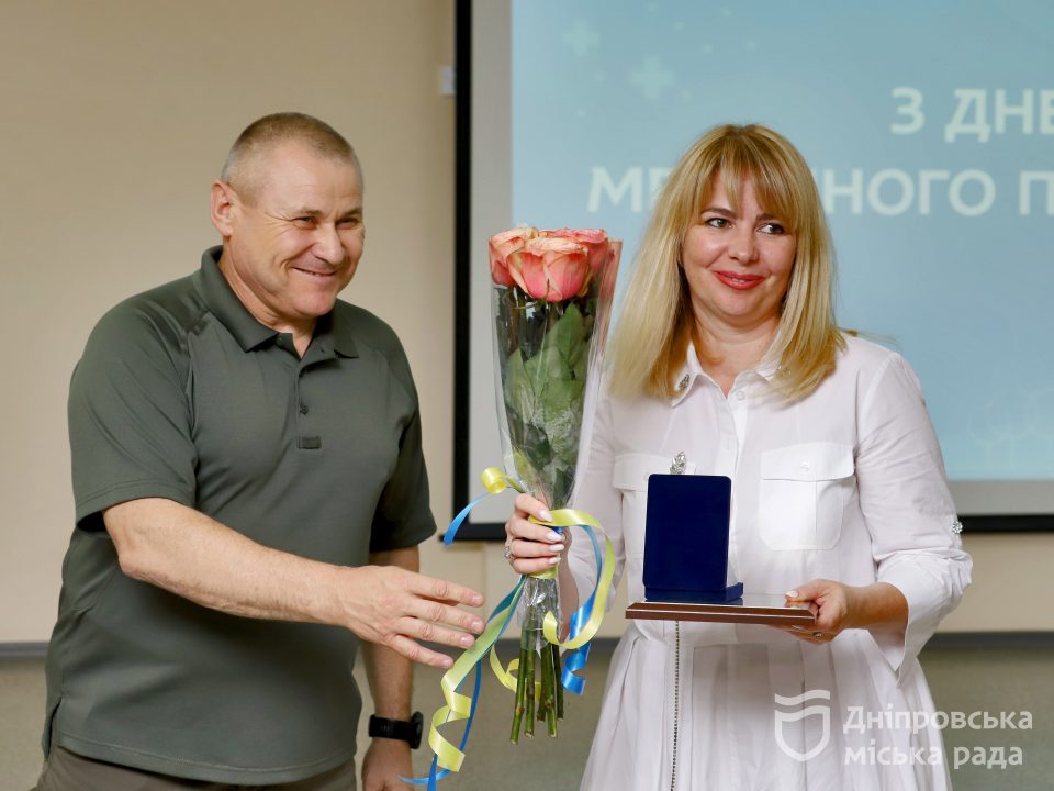 Мер Дніпра разом із командувачем військ «Таврія» Тарнавським привітали лікарів із професійним святом - рис. 1