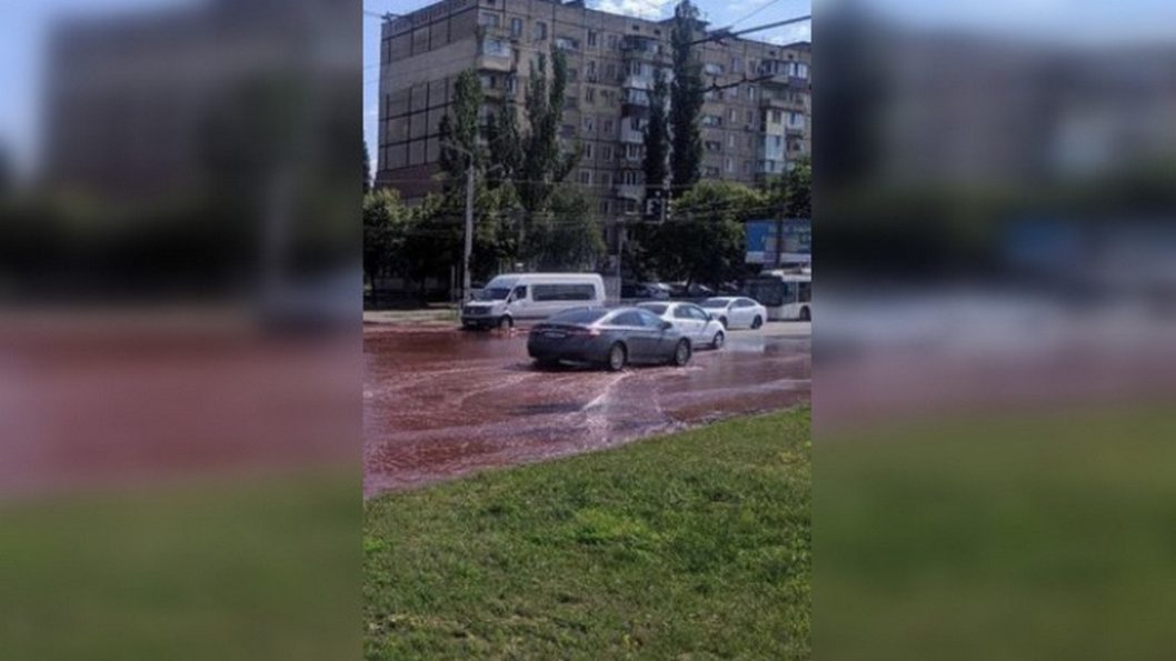 У "Кривбасводоканале" пояснили, чому у Кривому Розі з'явилися на вулицях червоні потоки води