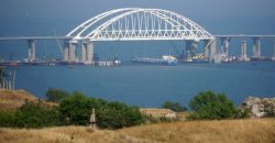 В результате взрывов на Крымском мосту есть погибшие и раненый: новые подробности - рис. 8