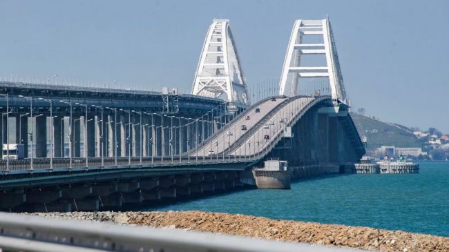 На Кримському мості під ранок були вибухи: рух ним зупинено