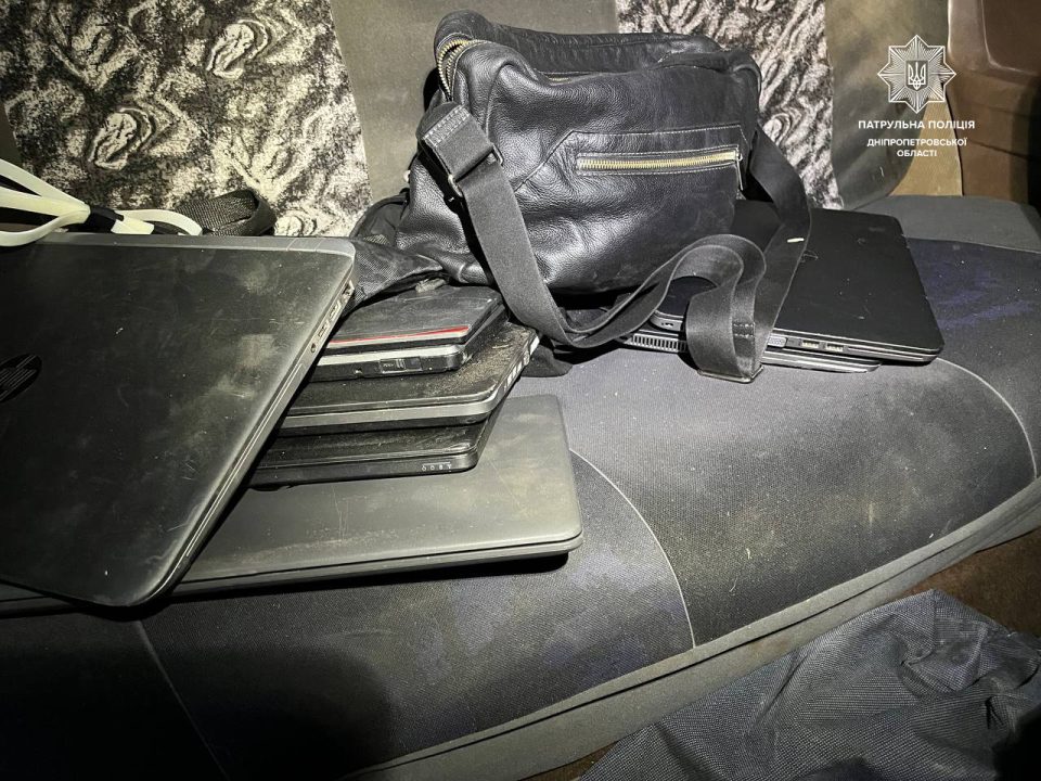 Намагалися забрати ноутбуки: у Дніпрі за пограбування комп'ютерної крамниці затримали двох чоловіків