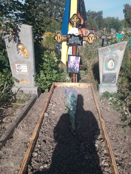 На Дніпропетровщині невідомі осквернили могилу загиблого Героя