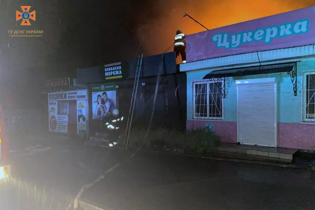 У Дніпрі через влучання блискавки загорівся магазин