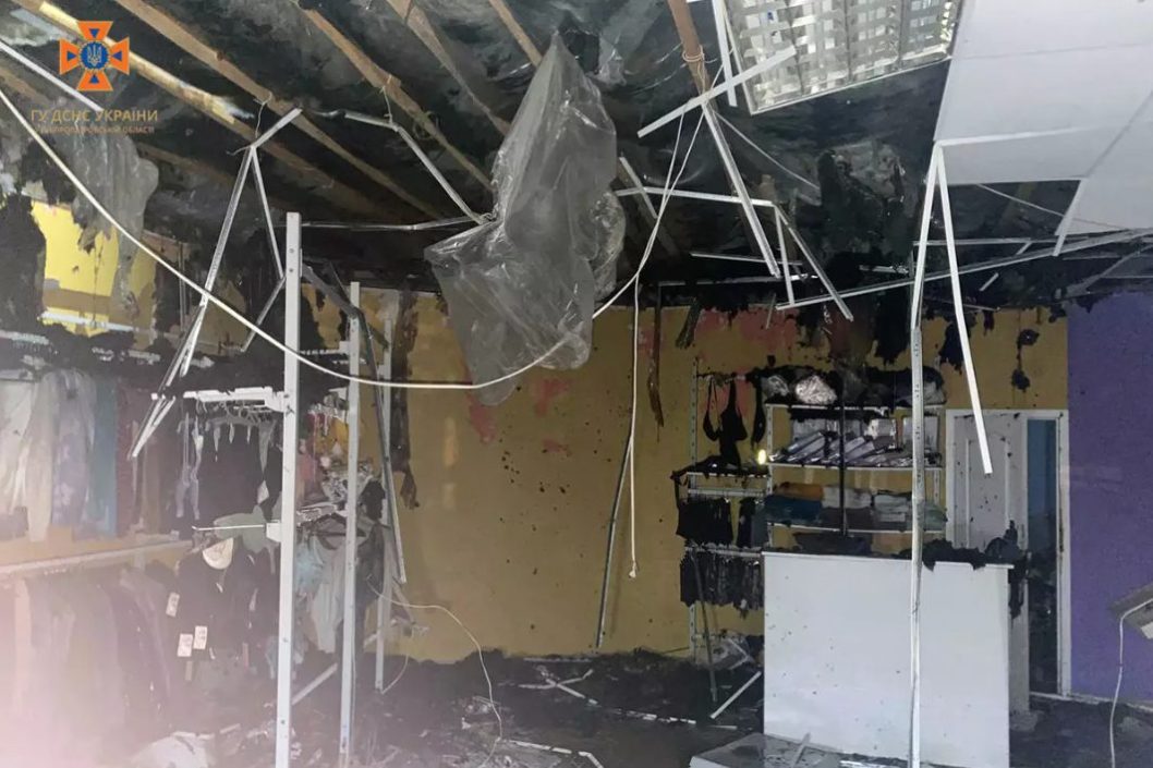 У Дніпрі через влучання блискавки загорівся магазин