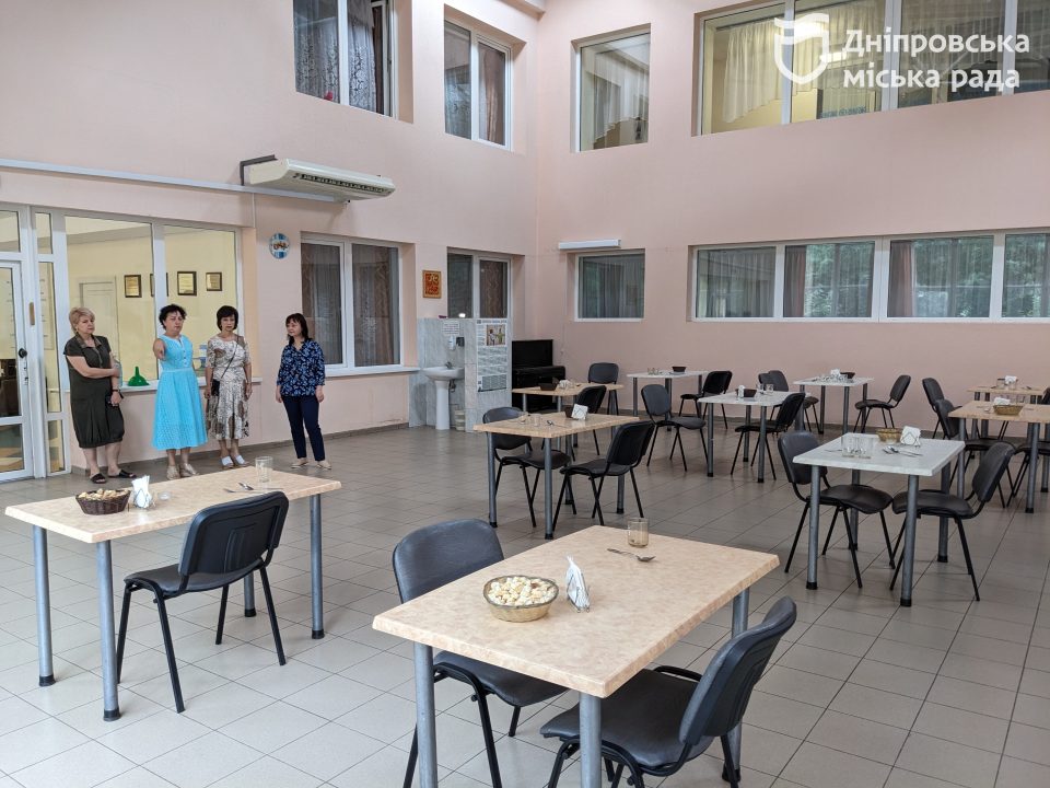 В Днепре проверили обеспечение переселенцев в центре «Милосердия» и состояние укрытия в школе - рис. 3