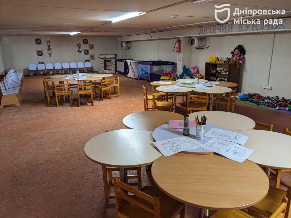 В Днепре проверили обеспечение переселенцев в центре «Милосердия» и состояние укрытия в школе - рис. 7