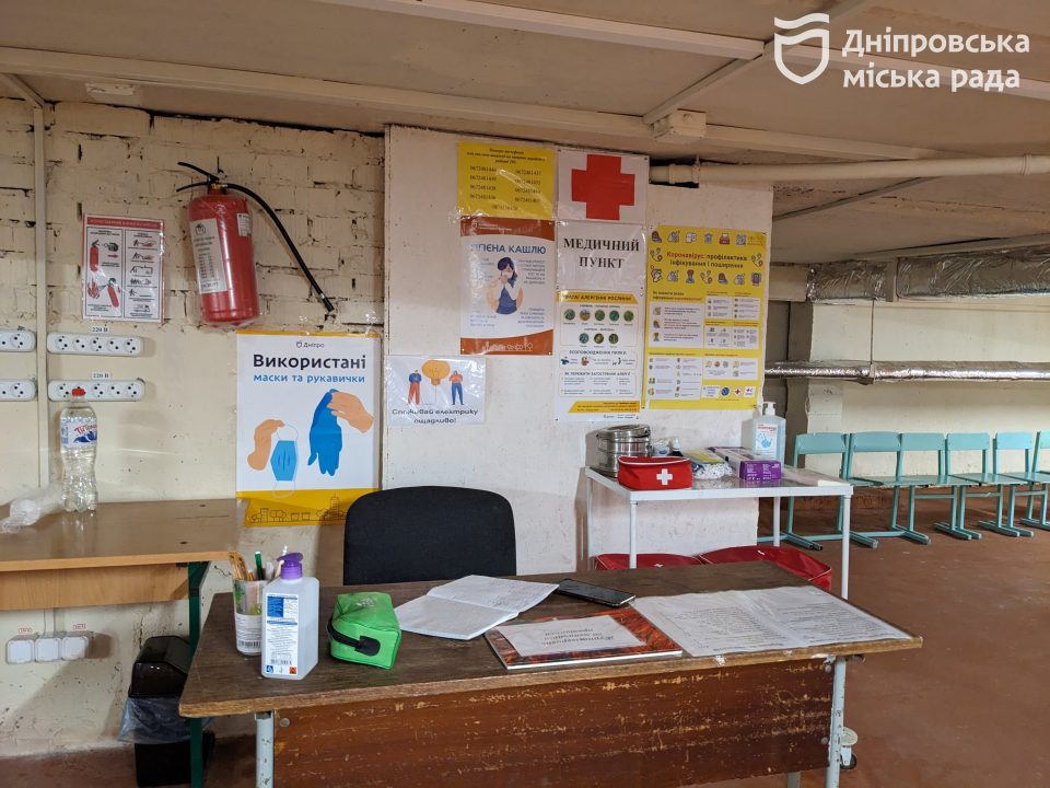 В Днепре проверили обеспечение переселенцев в центре «Милосердия» и состояние укрытия в школе - рис. 8