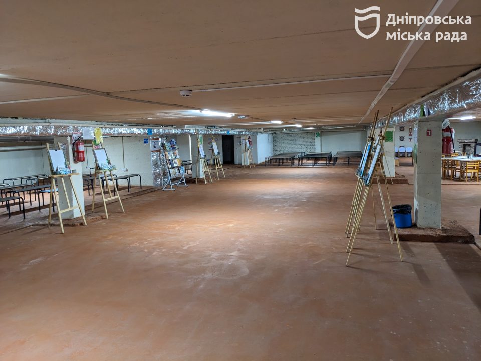 В Днепре проверили обеспечение переселенцев в центре «Милосердия» и состояние укрытия в школе - рис. 5