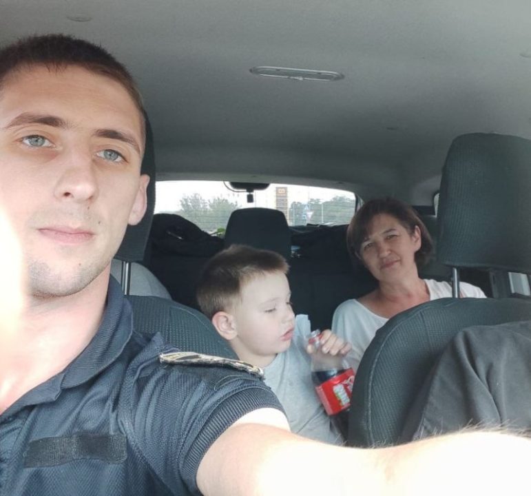 Полицейские из Новомосковского района эвакуировали семью с детьми из-под Бахмута