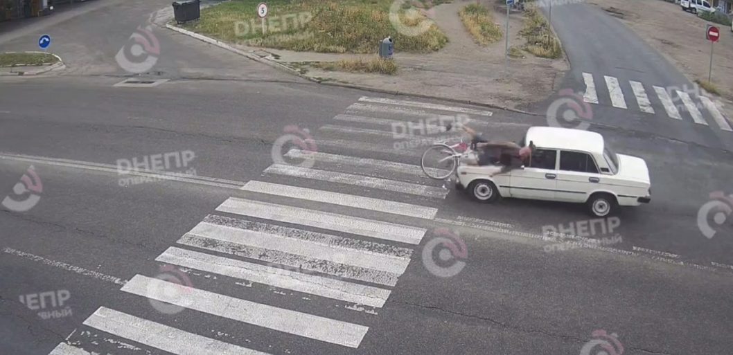 В Днепре на пешеходном переходе автомобиль сбил велосипедиста - рис. 1
