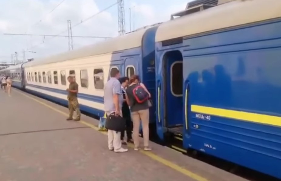 В Днепре на вокзале трогательно поддержали одесситов, пострадавших от вражеских обстрелов