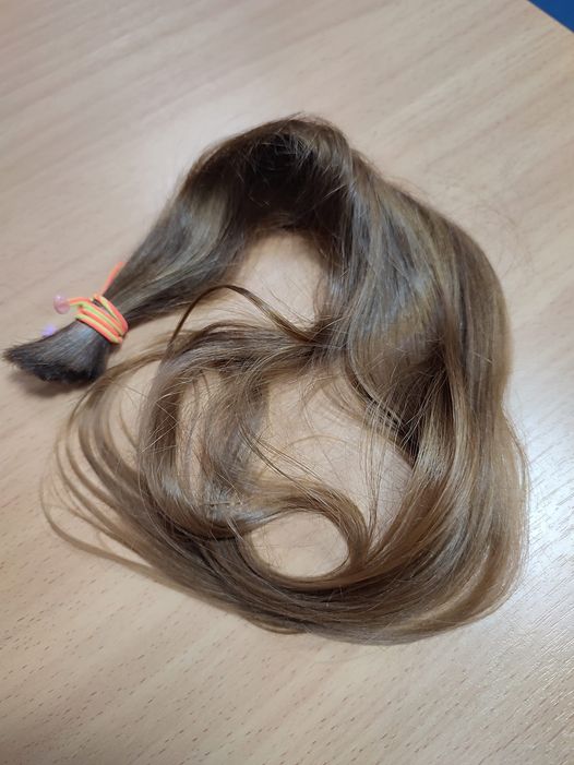 В Никополе девочка отдала свои волосы на парик для онкобольных детей