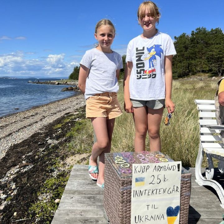Юні норвежки збирали на допомогу своїм українським одноліткам