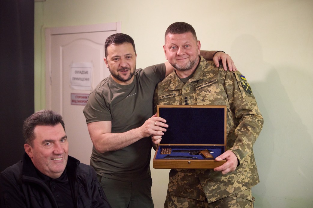 Президент України в Дніпрі вручив Залужному іменну зброю та привітав медиків зі святом