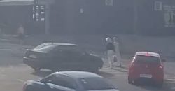 Відео моменту ДТП: у Камʼянському водій наїхав на пішохода та втік